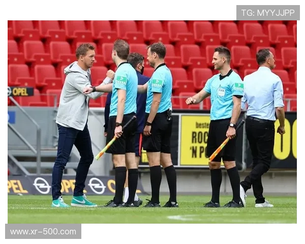 德甲规则：裁判赛前检查场地积雪可取消比赛